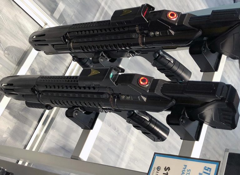 DISCOVERY Phaser Rifle Featured at ANOVOS SDCC Booth